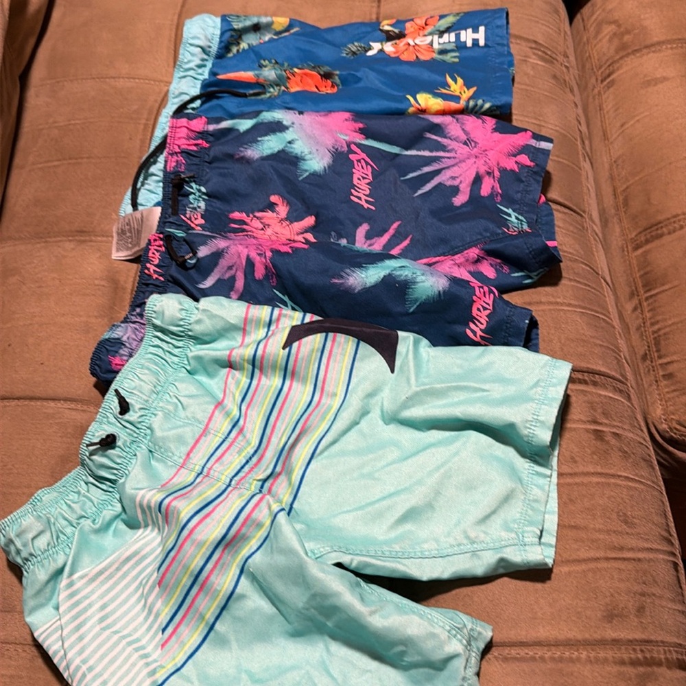 Lot Hurley board shorts (size 7)